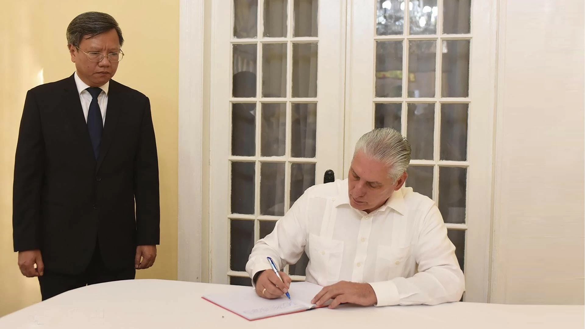 Chủ tịch Cuba Miguel Diaz Canel Bermudez viếng Tổng Bí thư Nguyễn Phú Trọng