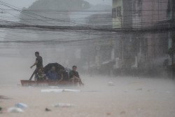 'Rốn bão' Philippines lại oằn mình chống lũ, Manila chìm trong biển nước