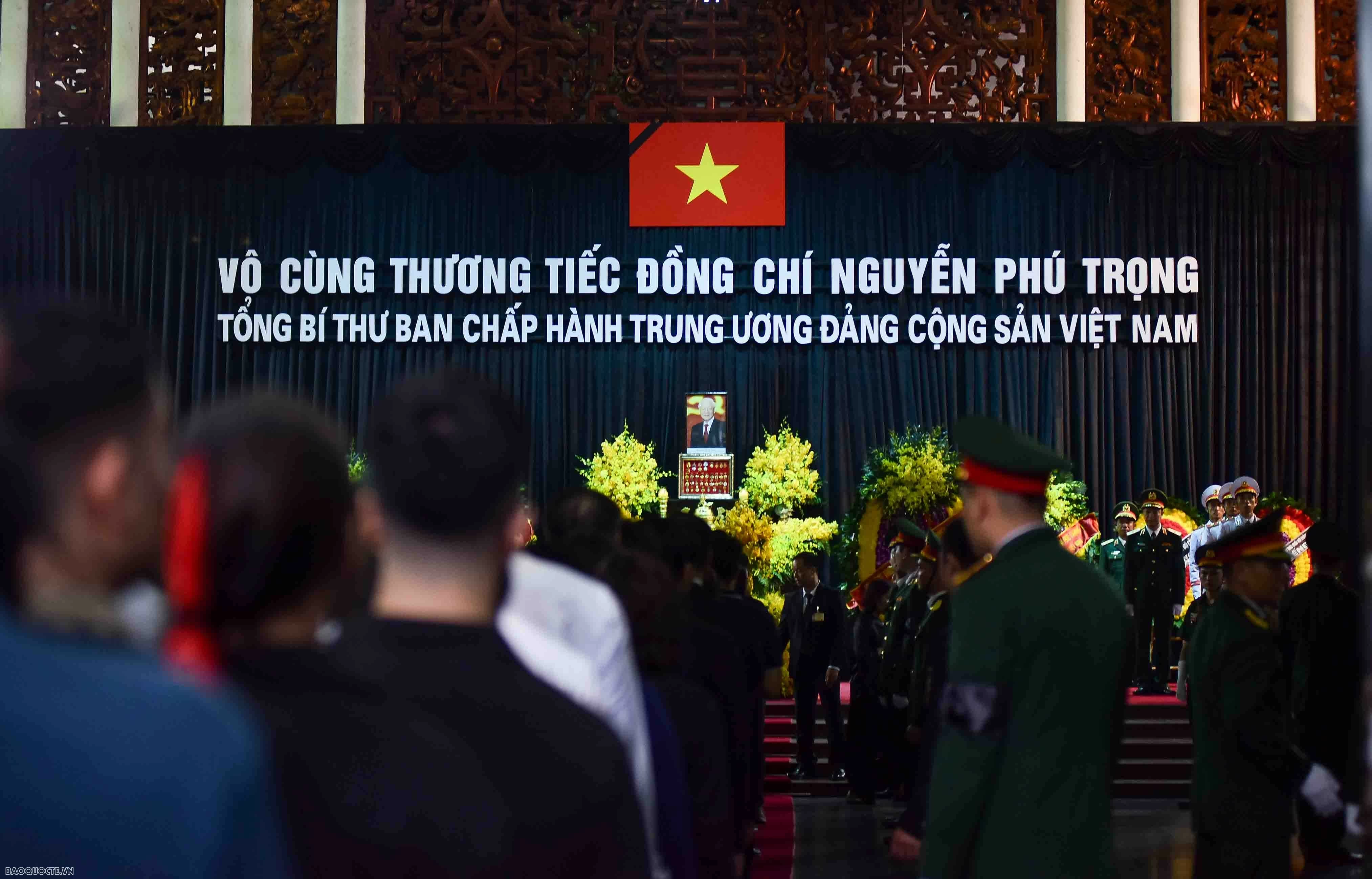 Từ 17h45, người dân được vào Nhà tang lễ quốc gia số 5 Trần Thánh Tông (Hà Nội) viếng Tổng Bí thư Nguyễn Phú Trọng. Trong nhà tang lễ, người dân được đi quanh linh cữu tiễn biệt Tổng Bí thư.