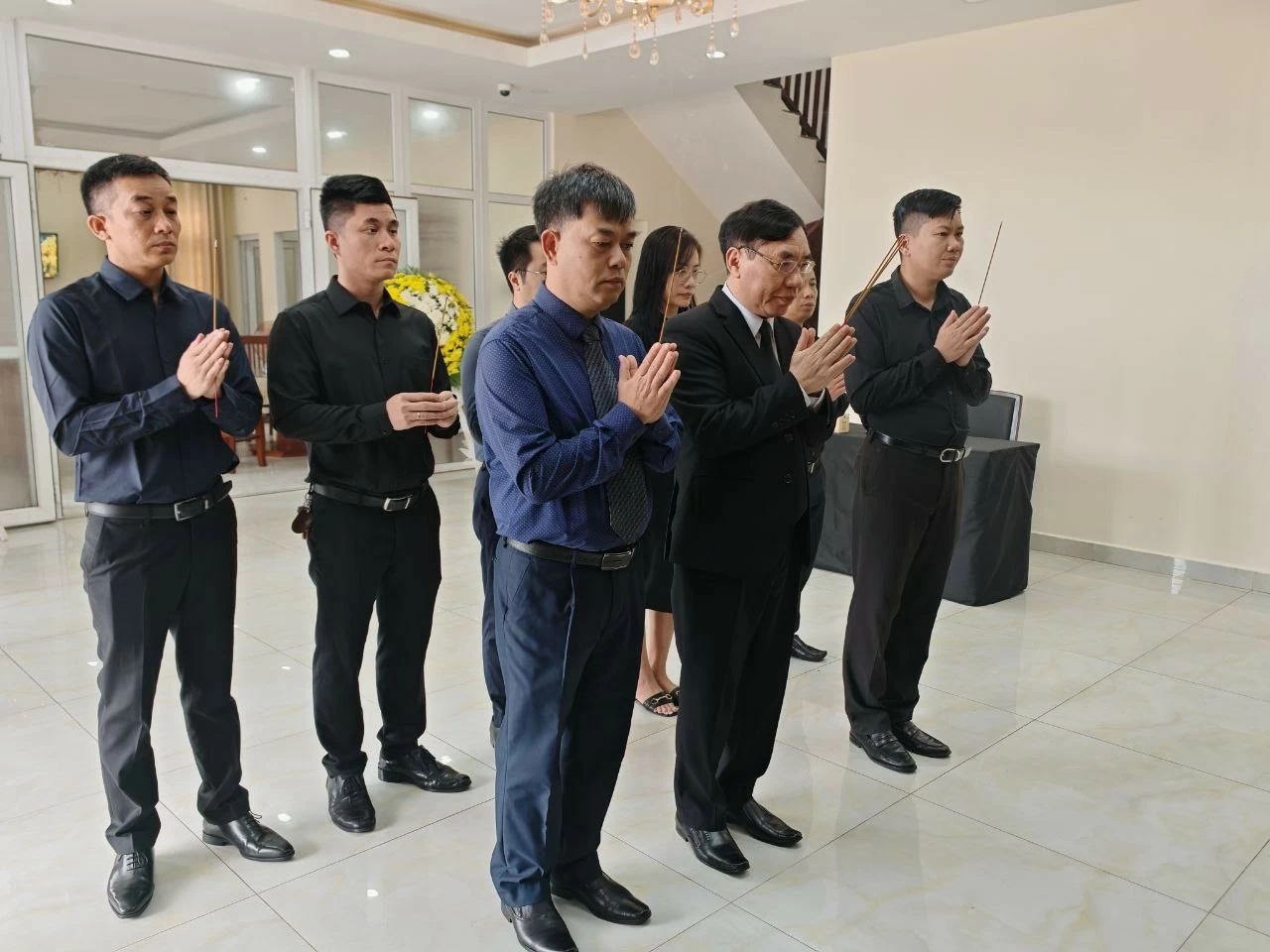 Cán bộ, nhân viên TLSQ (8 người) dâng hương viếng TBT Nguyễn Phú Trọng.