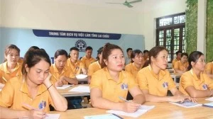 Lai Chau workers receive help before going to RoK