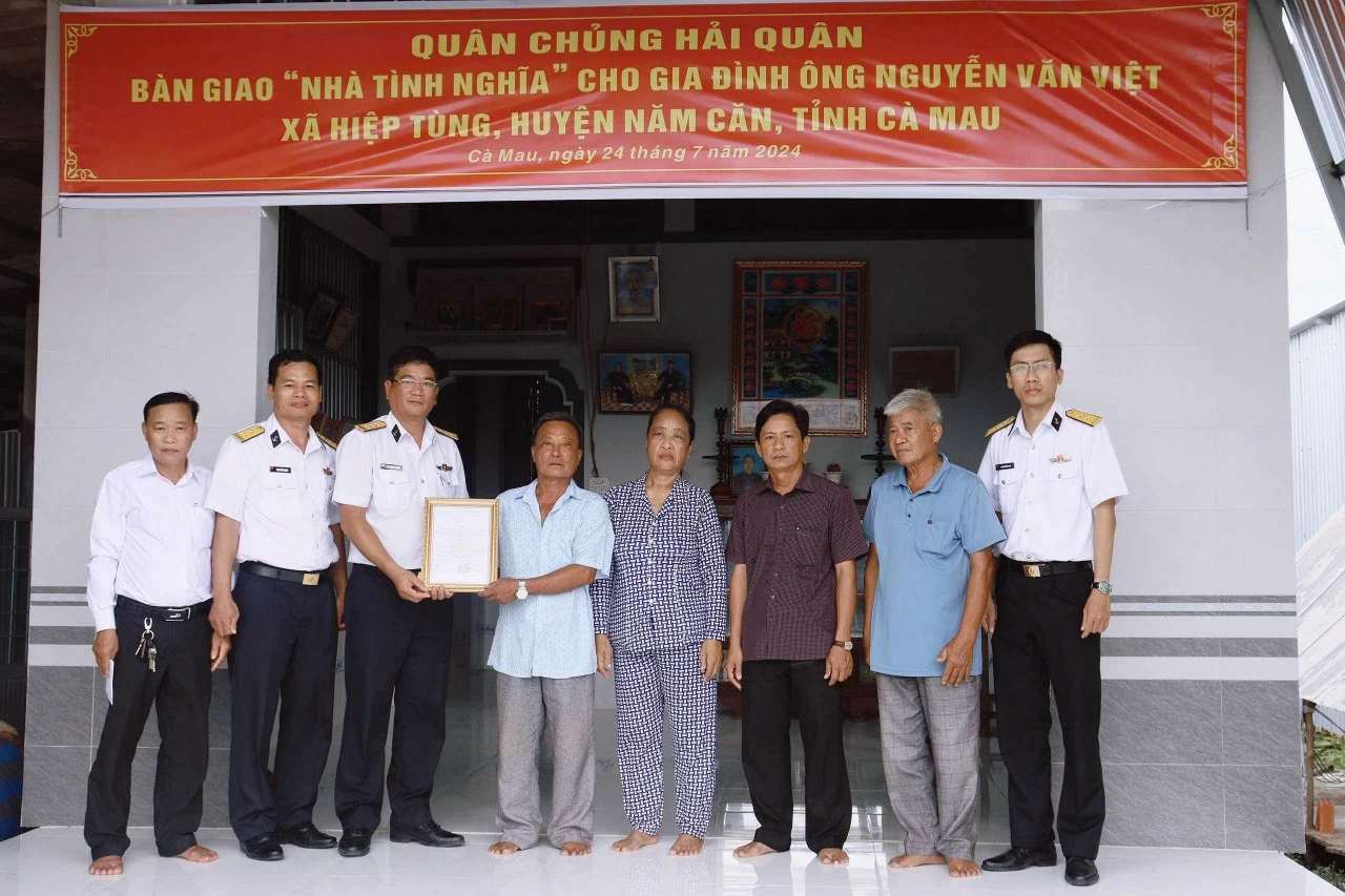 Thượng tá Lê Mạnh Cường, Phó Lữ đoàn trưởng Lữ đoàn 175 trao quyết định bàn giao “Nhà tình nghĩa” cho gia đình ông Nguyễn Văn Việt.