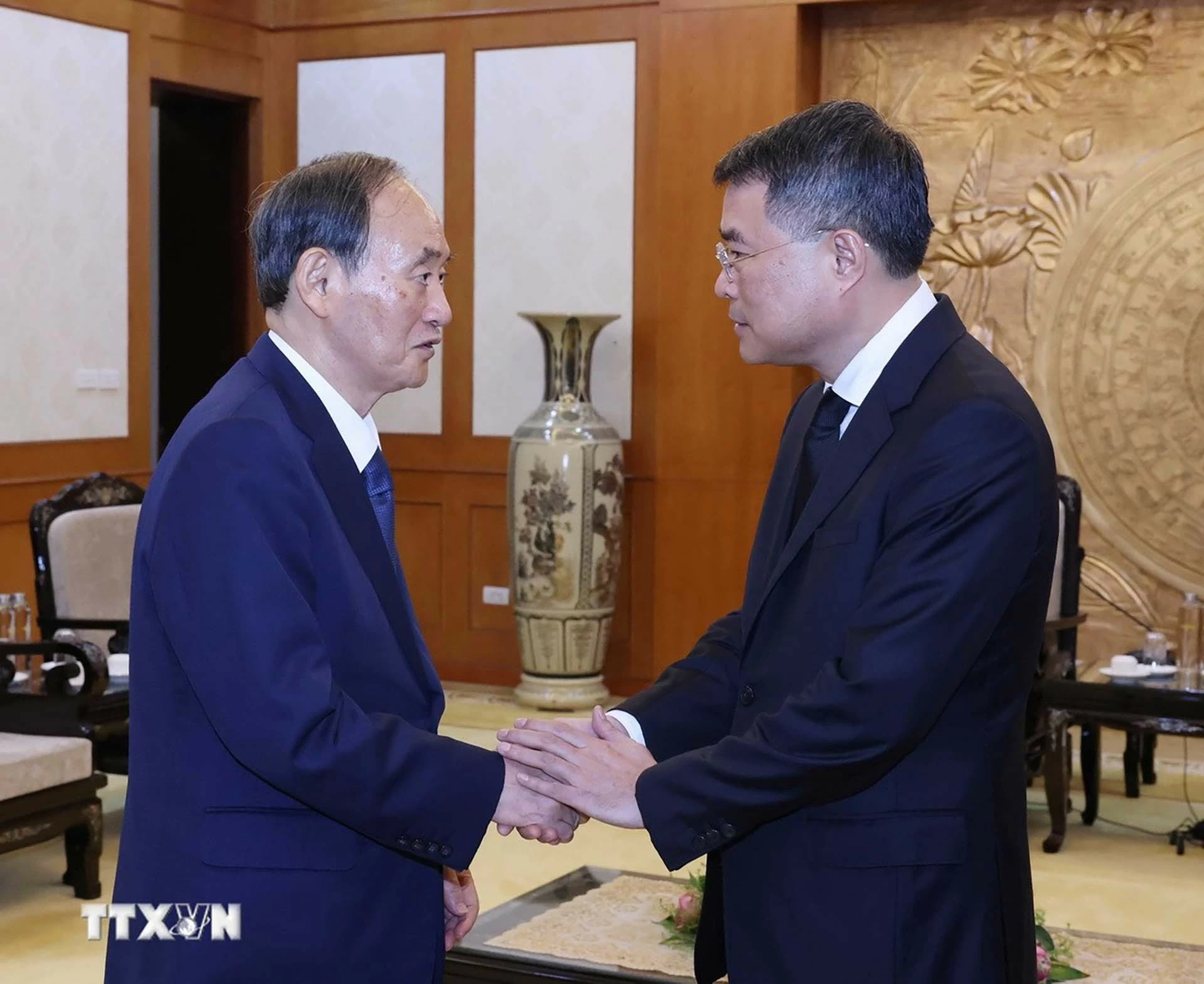 Trưởng Ban Tổ chức Trung ương Lê Minh Hưng tiếp Đặc phái viên  của Thủ tướng Nhật Bản, nguyên Thủ tướng Yoshihide Suga