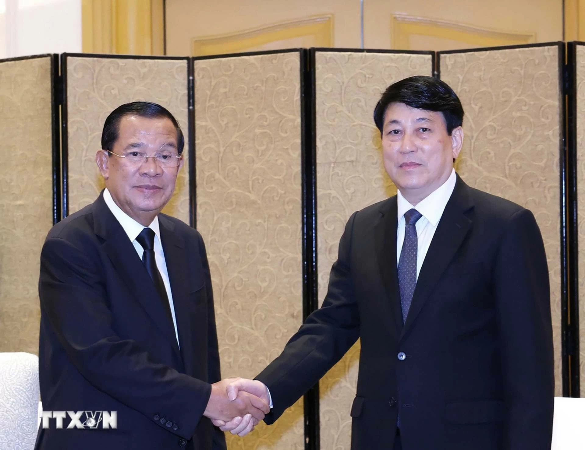 Thường trực Ban Bí thư Lương Cường tiếp Chủ tịch Đảng Nhân dân Campuchia Samdech Hun Sen. (Nguồn: TTXVN)