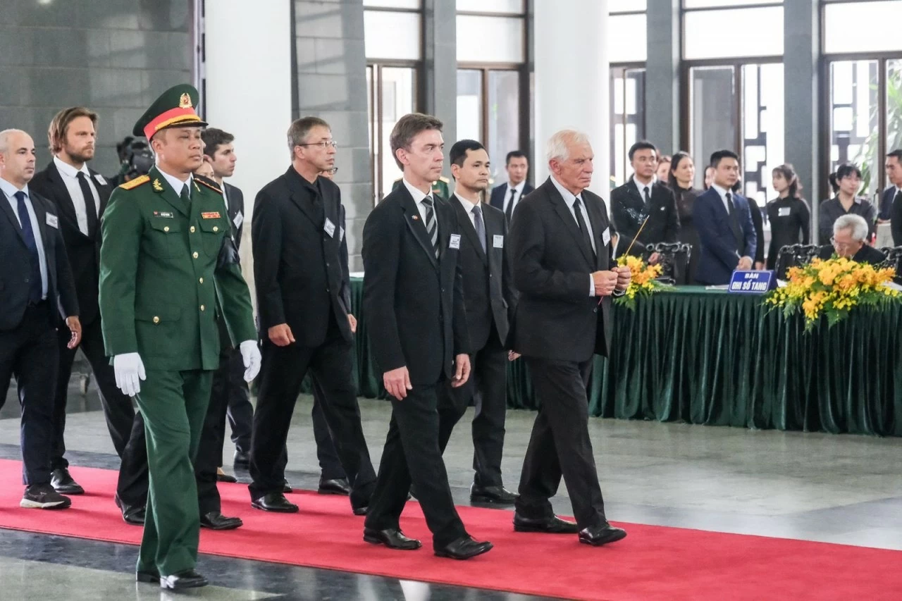 Đại diện cấp cao về an ninh và chính sách đối ngoại, Phó Chủ tịch Ủy ban châu Âu Josep Borrell viếng Tổng Bí thư Nguyễn Phú Trọng ngày 25/7.