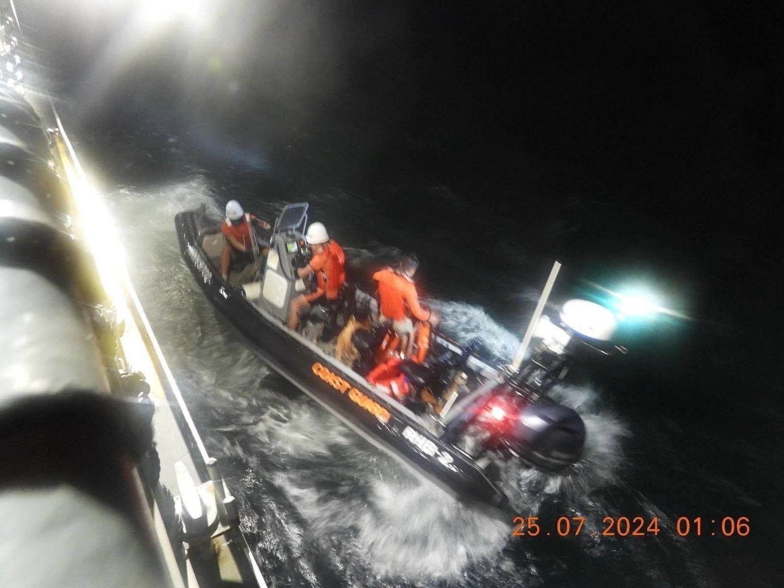 Vụ chìm tàu Philippines ở Vịnh Manila: Vết dầu loang lan rộng, một thủy thủ đoàn thiệt mạng. (Nguồn: Cảnh sát biển Philippines)