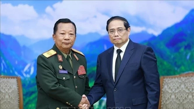 PM Pham Minh Chinh hosts Lao Deputy PM, Defence Minister General Chansamone Chanyalath