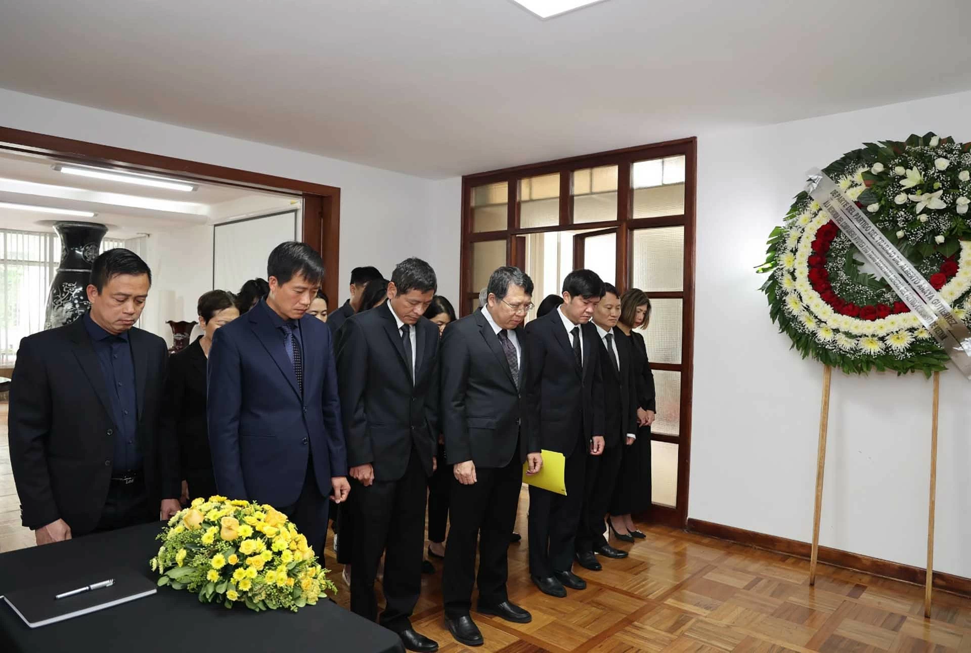 Cán bộ, nhân viên Đại sứ quán dành một phút mặc niệm tưởng nhớ Tổng Bí thư Nguyễn Phú Trọng.