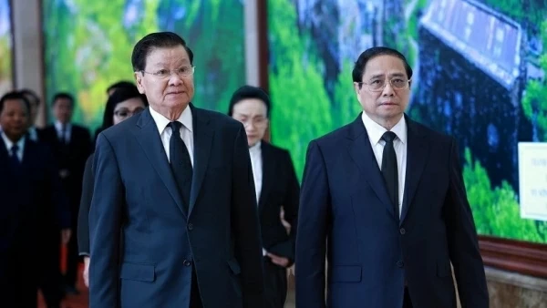 Prime Minister Pham Minh Chinh meets Lao Party General Secretary Thongloun Sisoulith