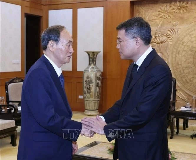 Party Politburo member receives Japanese Prime Minister's Special Envoy in Hanoi