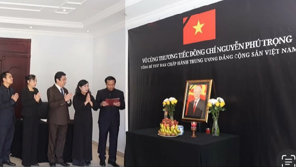 Trang nghiêm tổ chức lễ viếng Tổng Bí thư Nguyễn Phú Trọng tại Đại sứ quán Việt Nam ở Qatar