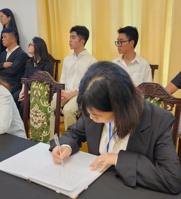 Trại hè Việt Nam 2024: Thanh niên, sinh viên kiều bào kính viếng Tổng Bí thư Nguyễn Phú Trọng