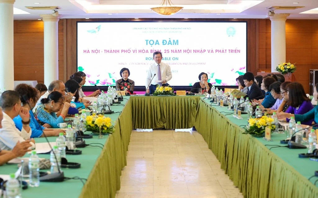 Hà Nội - Thành phố vì hòa bình 25 năm hội nhập và phát triển Hà Nội - Thành phố vì hòa bình 25 năm hội nhập và phát triển