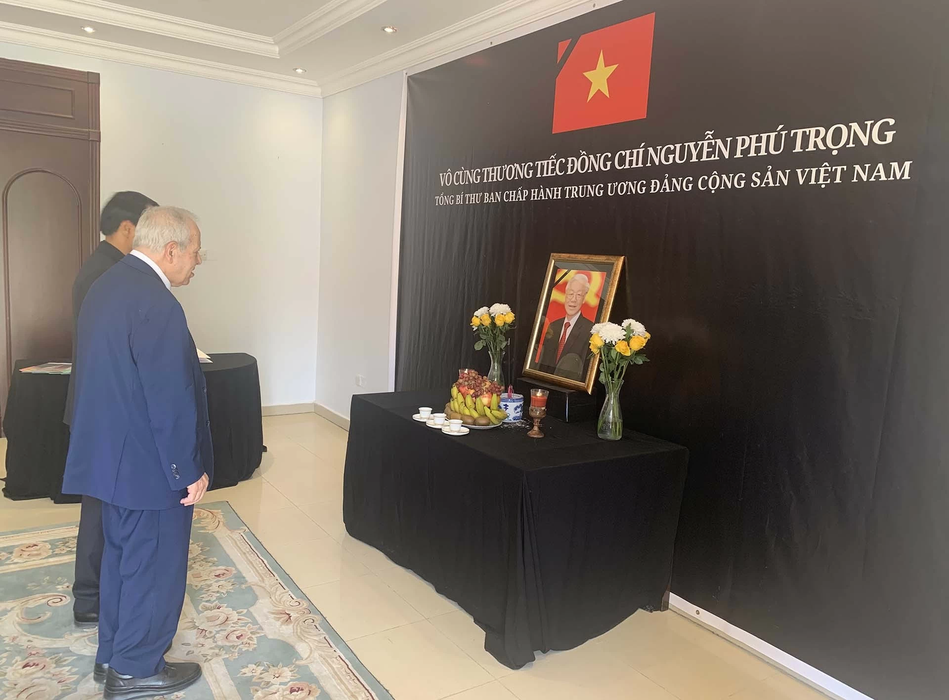 Trang nghiêm tổ chức lễ viếng và ghi sổ tang Tổng Bí thư Nguyễn Phú Trọng tại Đại sứ quán Việt Nam ở Qatar