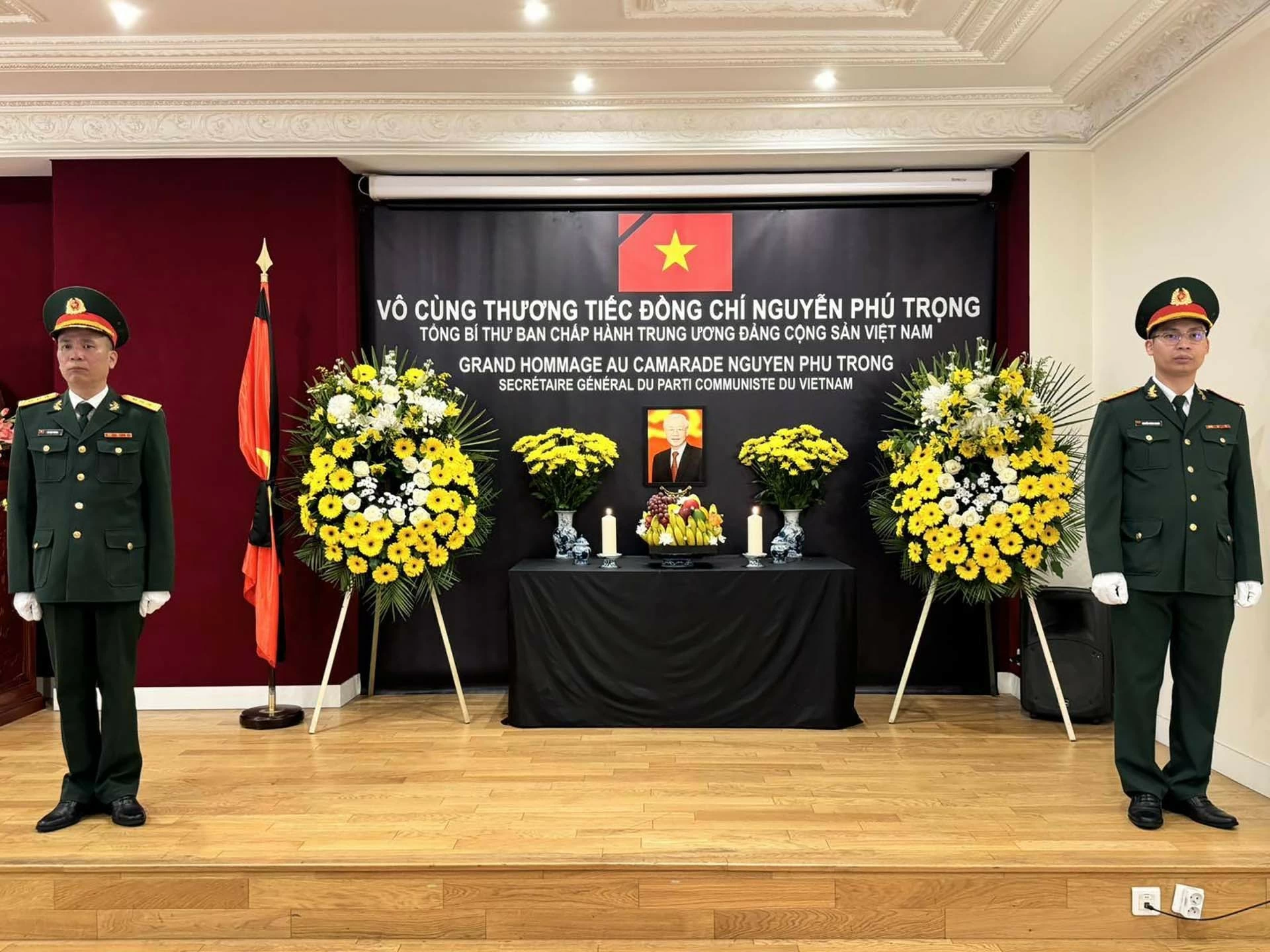Bạn bè quốc tế và người Việt tại Pháp bày tỏ sự kính trọng và niềm tiếc thương sâu sắc đối với Tổng Bí thư Nguyễn Phú Trọng