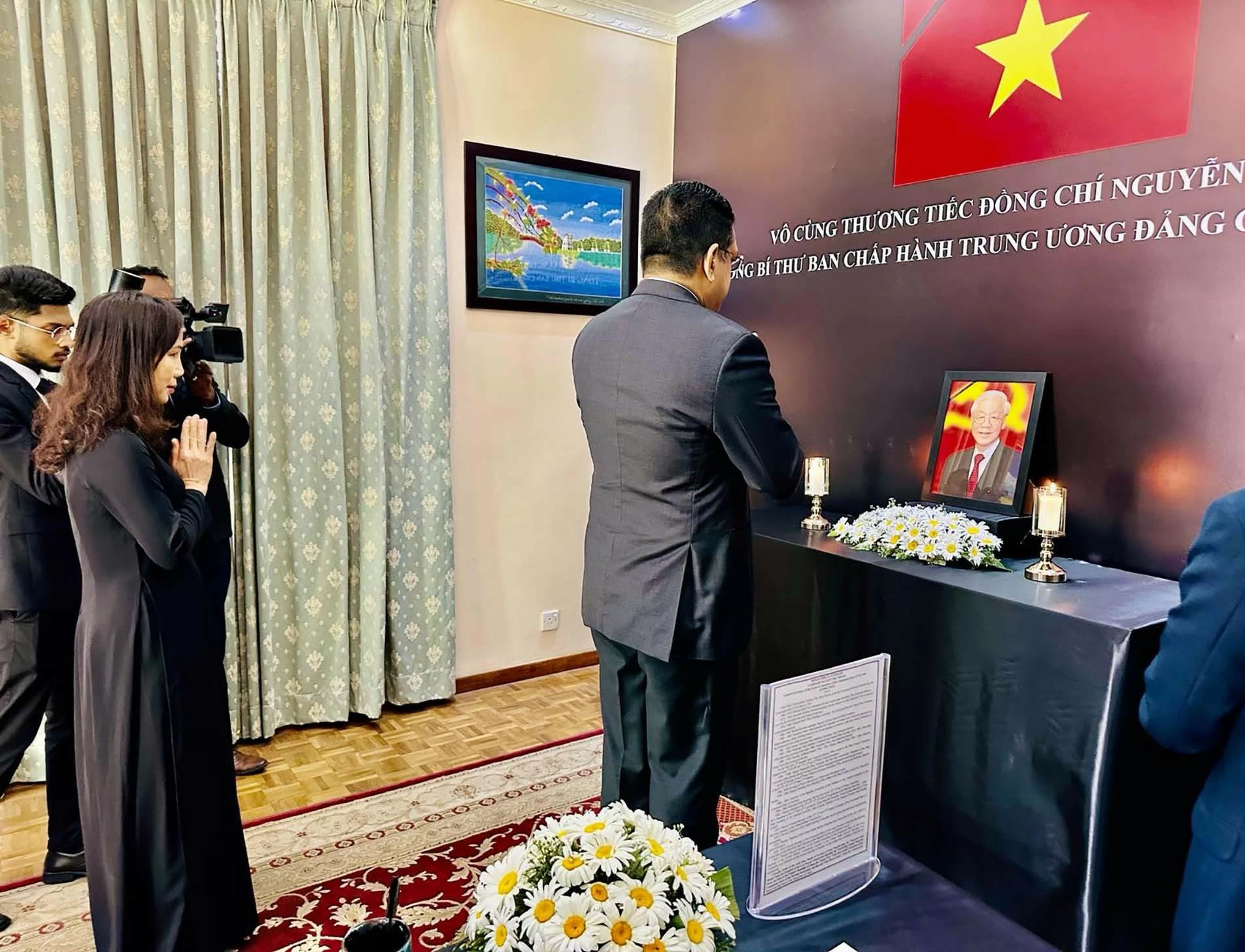 Bộ trưởng M.U.M Ali Sabry thành kính tưởng niệm Tổng Bí thư Nguyễn Phú Trọng.