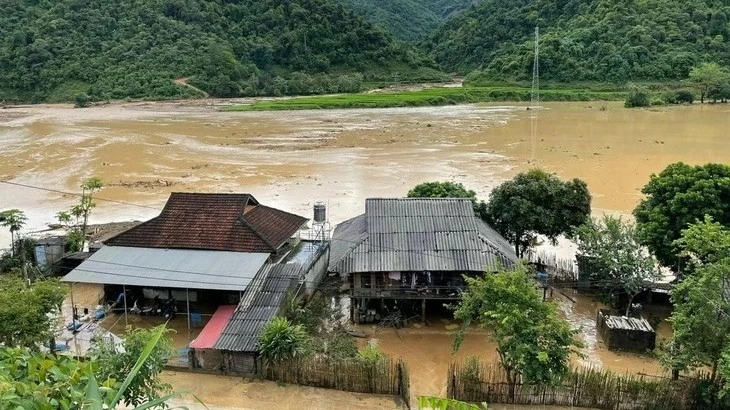 Mưa lớn, lũ quét, sạt lở đất gây thiệt hại nặng tại nhiều địa phương