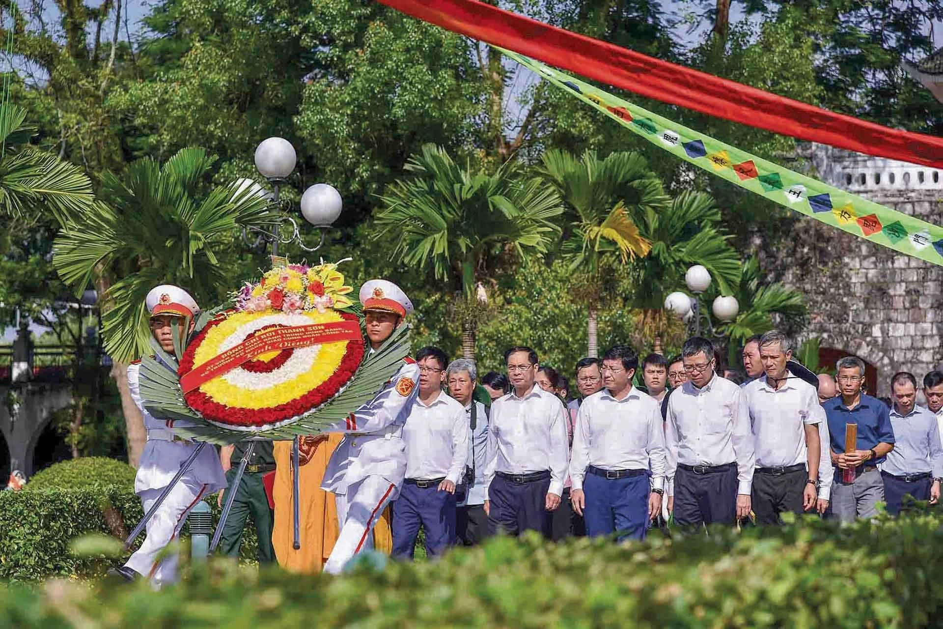 Đoàn công tác đặt vòng hoa tưởng niệm tại Nghĩa trang liệt sĩ A1. (Ảnh: Nguyễn Hồng)