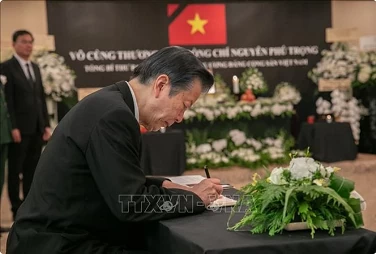 Foreign officials pay tribute to Party General Secretary abroad