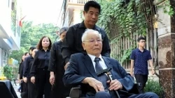 Thầy cô giáo ngoài 90 tuổi đến tiễn đưa 'người học trò xuất sắc' - Tổng Bí thư Nguyễn Phú Trọng