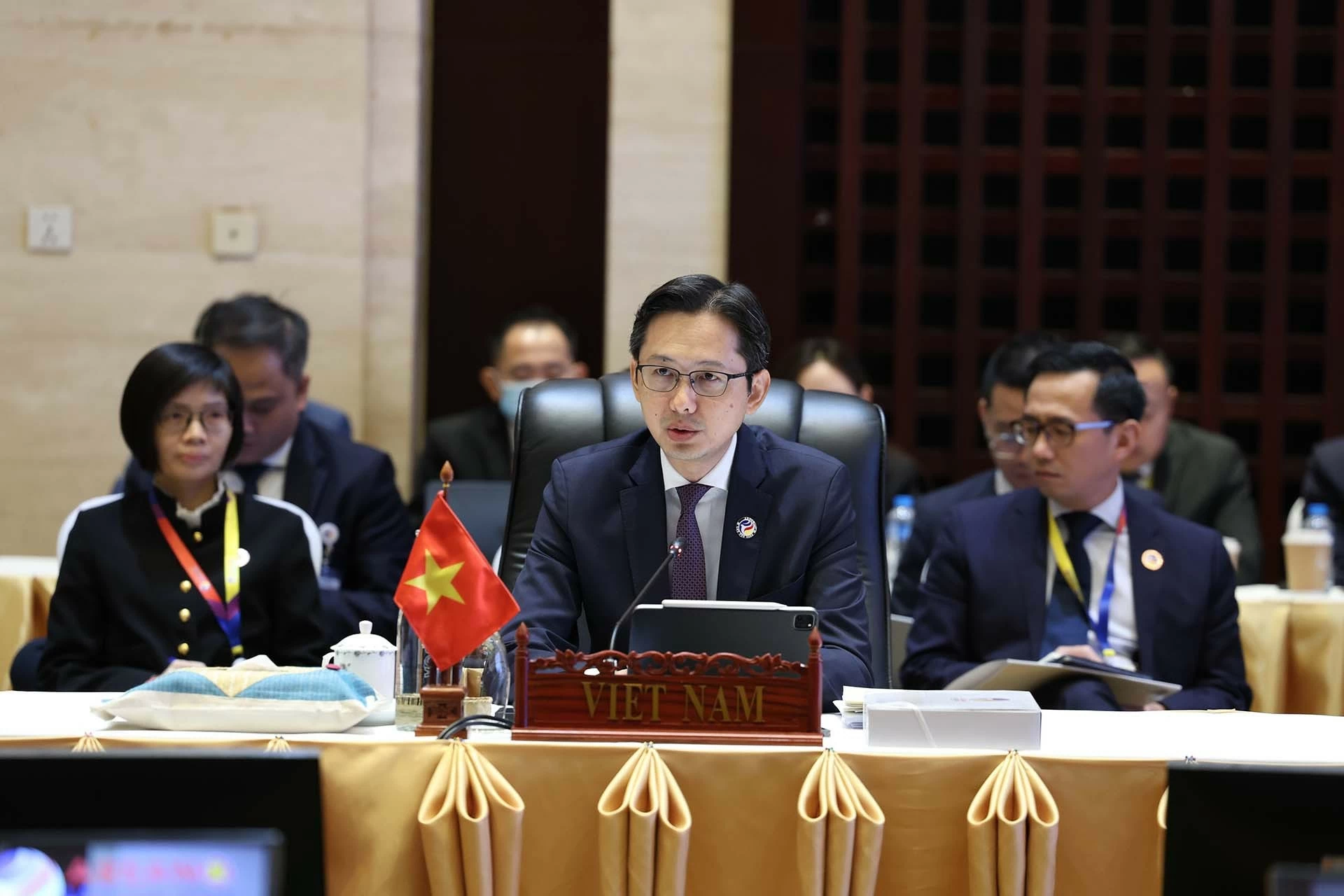 Thừa ủy quyền của Bộ trưởng Ngoại giao Bùi Thanh Sơn, Thứ trưởng Bộ Ngoại giao Đỗ Hùng Việt, Trưởng SOM ASEAN của Việt Nam, đã dẫn đầu đoàn Việt Nam tham dự các Hội nghị 