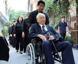 Thầy cô giáo ngoài 90 tuổi đến tiễn đưa 'người học trò xuất sắc' - Tổng Bí thư Nguyễn Phú Trọng