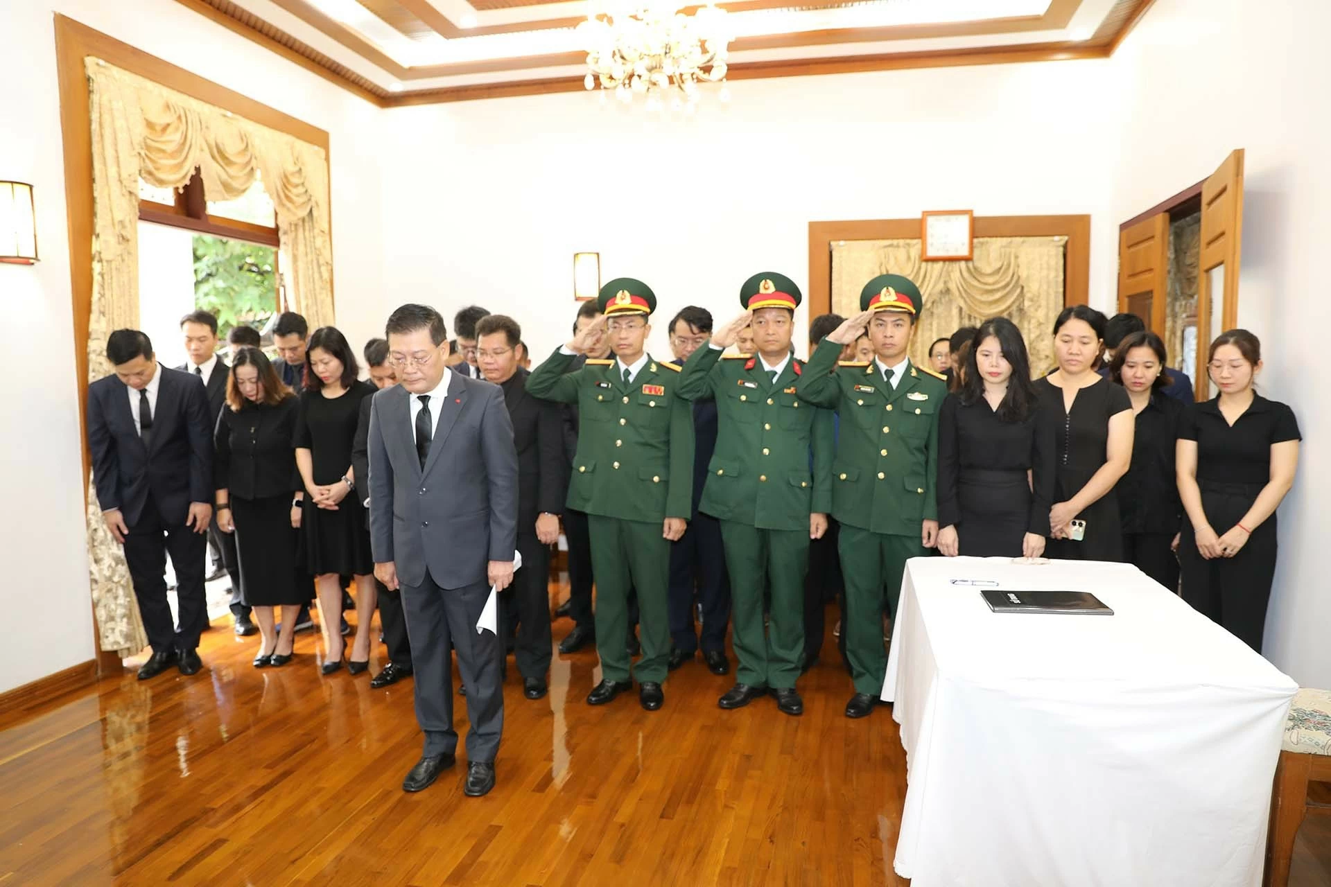 Tập thể cán bộ, nhân viên Đại sứ quán Việt Nam tại Myanmar cùng đại diện các doanh nghiệp vào viếng Tổng Bí thư Nguyễn Phú Trọng.