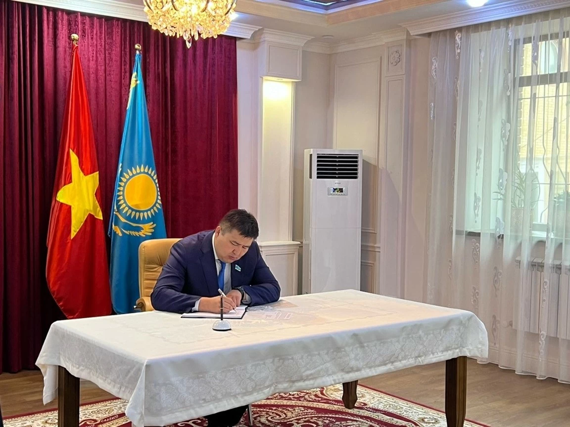 Các CQĐD ngoại giao nước ngoài và một số ban ngành Kazakhstan tiếp tục đến viếng và ký sổ tang Tổng Bí thư Nguyễn Phú Trọng