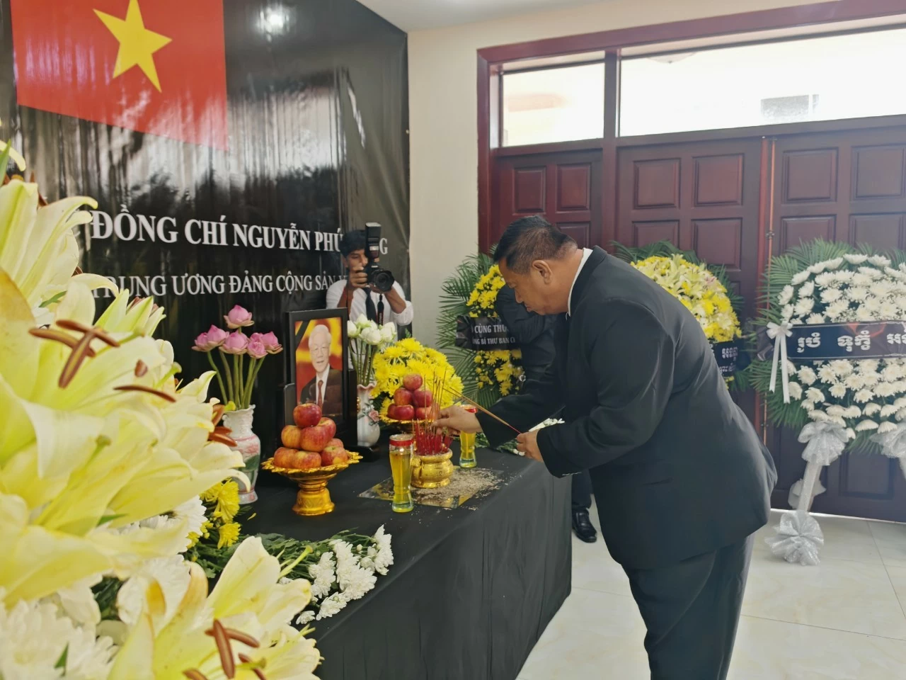 Phó Tỉnh trưởng tỉnh Kep Bun Yaeung thắp hương viếng Tổng Bí thư Nguyễn Phú Trọng.