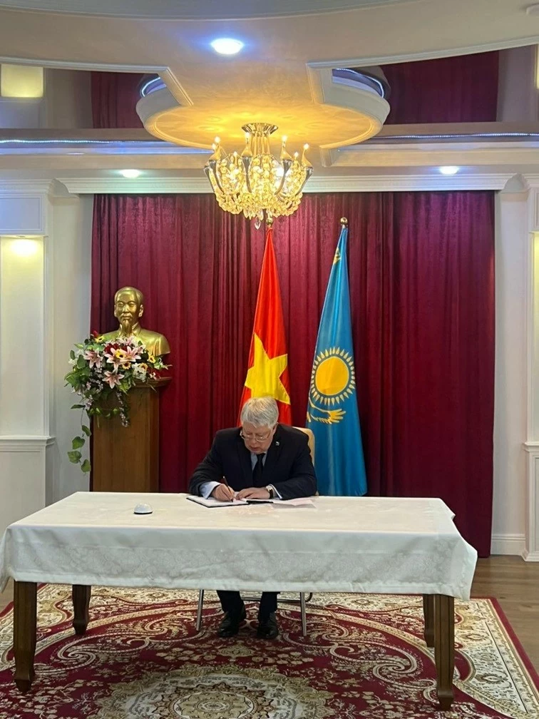 Các CQĐD ngoại giao nước ngoài và một số ban ngành Kazakhstan tiếp tục đến viếng và ký sổ tang Tổng Bí thư Nguyễn Phú Trọng