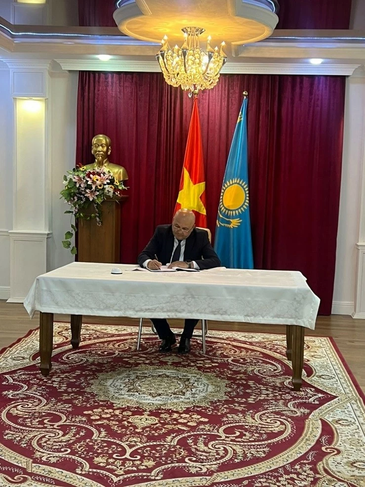 Các CQĐD ngoại giao nước ngoài và một số ban ngành Kazakhstan tiếp tục đến viếng và ký sổ tang Tổng Bí thư Nguyễn Phú Trọng