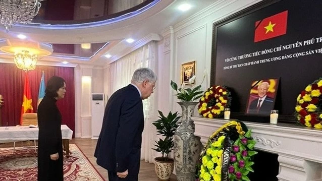 Các CQĐD ngoại giao nước ngoài và một số ban ngành Kazakhstan tiếp tục viếng và ghi sổ tang Tổng Bí thư Nguyễn Phú Trọng
