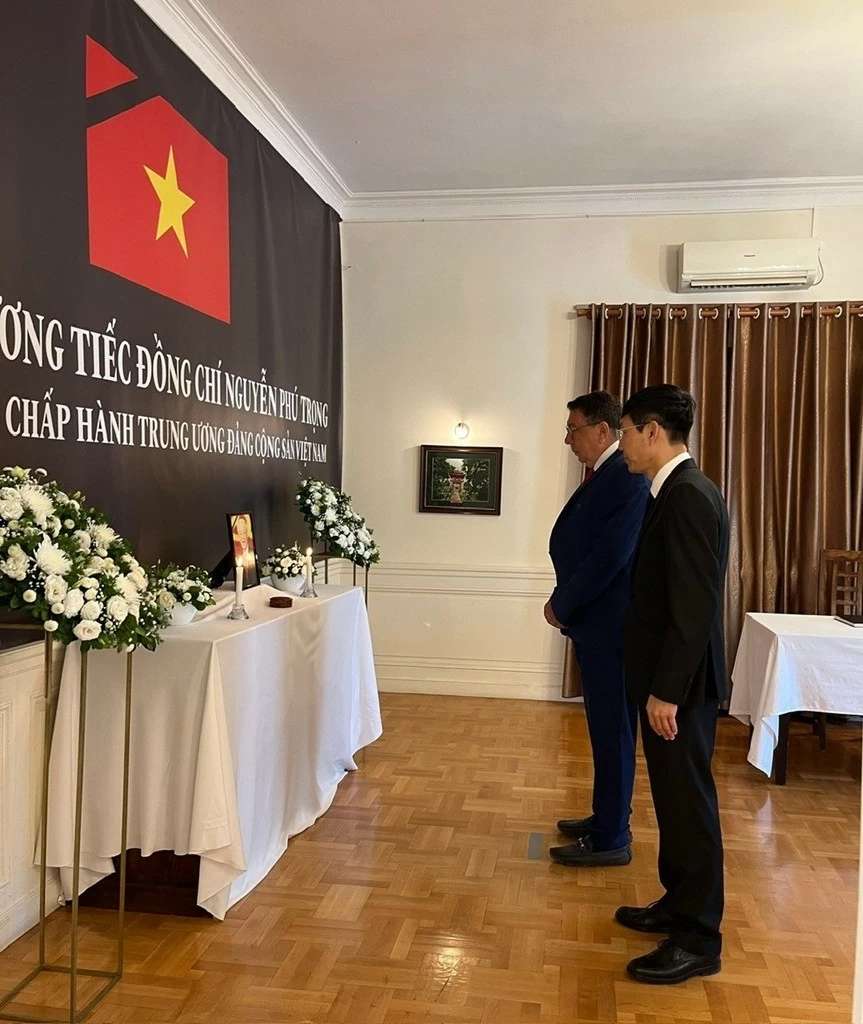 Lễ viếng và ghi sổ tang đồng chí Tổng Bí thư Nguyễn Phú Trọng tại Đại sứ quán Việt Nam tại Hy Lạp