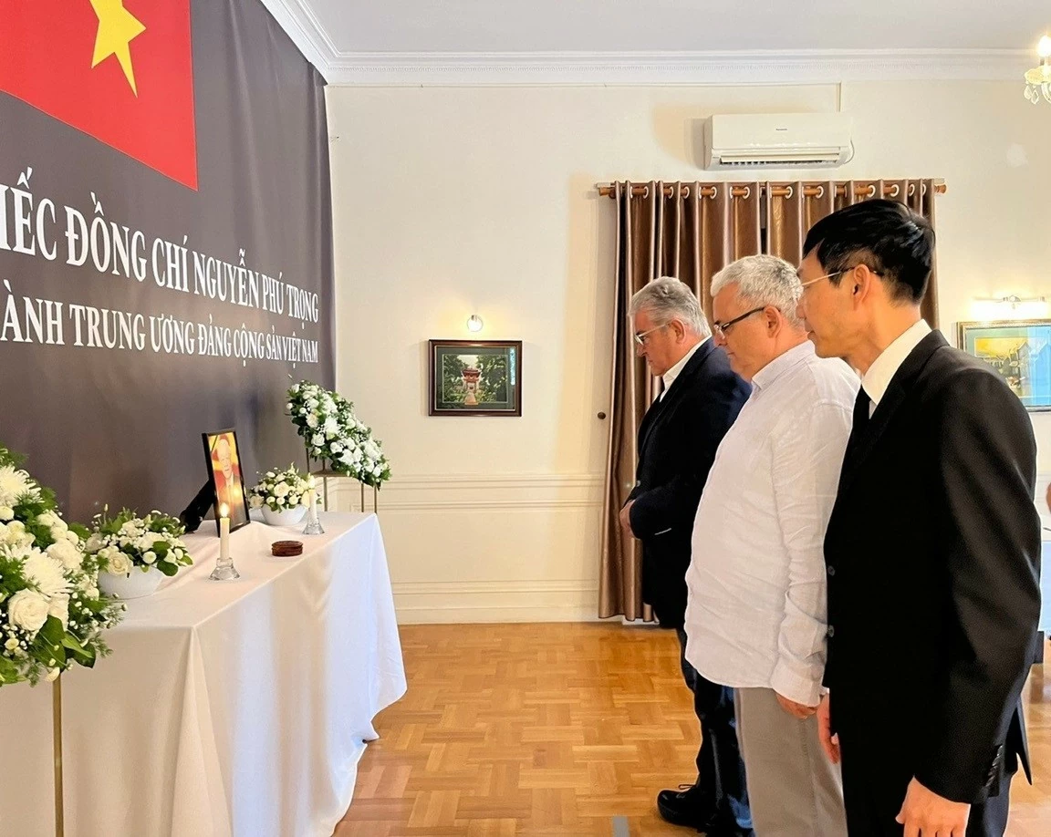Lễ viếng và ghi sổ tang đồng chí Tổng Bí thư Nguyễn Phú Trọng tại Đại sứ quán Việt Nam tại Hy Lạp