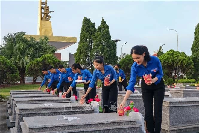 Kỷ niệm 77 năm Ngày Thương binh - Liệt sĩ (27/7): Tuổi trẻ cả nước thắp nến tri ân các Anh hùng liệt sĩ