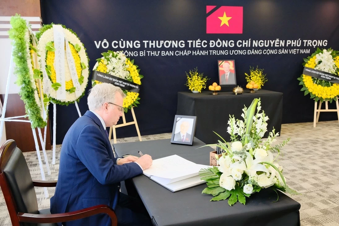 Tổng Lãnh sự quán Việt Nam tại Thượng Hải tổ chức lễ viếng Tổng Bí thư Nguyễn Phú Trọng Tổng Lãnh sự quán Việt Nam tại Thượng Hải tổ chức lễ viếng Tổng Bí thư Nguyễn Phú Trọng