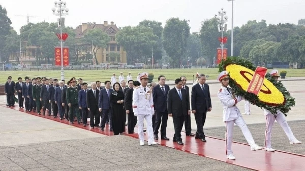 Party, State leaders commemorate war martyrs, President Ho Chi Minh