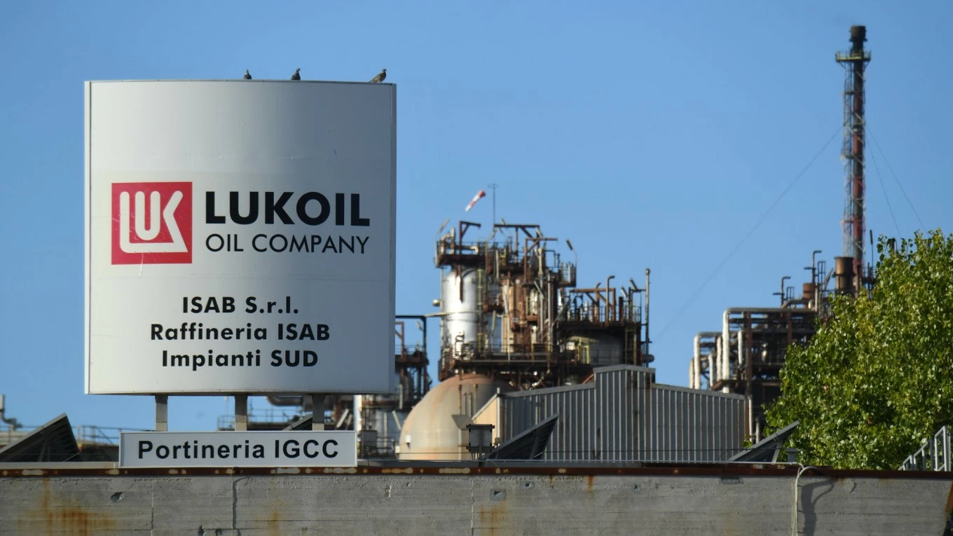 Ukraine sẽ không dỡ bỏ trừng phạt Lukoil