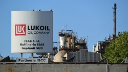 Ukraine nói các đối tác nên từ chối dầu Nga 'càng nhiều càng tốt', quyết không 'nương tay' với Lukoil