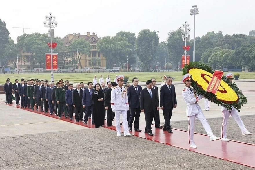 Đoàn đại biểu Ban Chấp hành Trung ương Đảng, Chủ tịch nước, Quốc hội, Chính phủ, Ủy ban Trung ương Mặt trận Tổ quốc Việt Nam đặt vòng hoa, vào Lăng viếng Chủ tịch Hồ Chí Minh . (Nguồn: VGP)