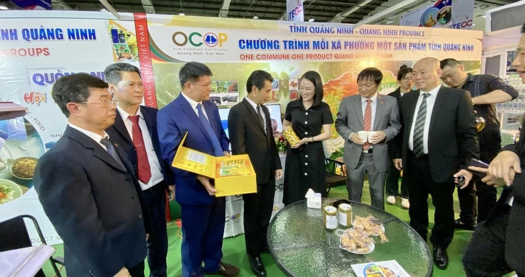 Các đại biểu tham quan gian hàng của tỉnh Quảng Ninh tại Hội chợ VIETLAO EXPO 2024. (Nguồn: baoquangninh.vn)