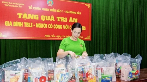 Doanh nhân Thoa Chu tri ân người có công với cách mạng tại quê nhà