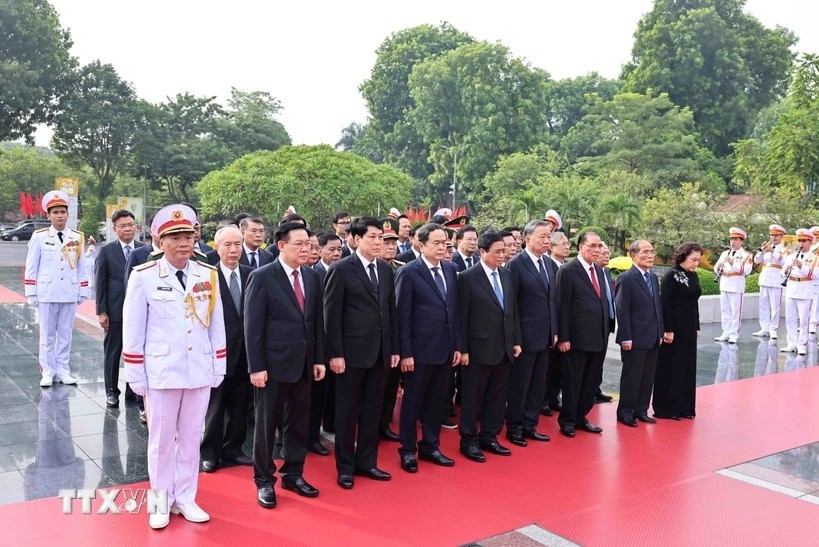 lanh dao dang nha nuoc tuong niem cac anh hung liet si va vao lang vieng chu tich ho chi minh