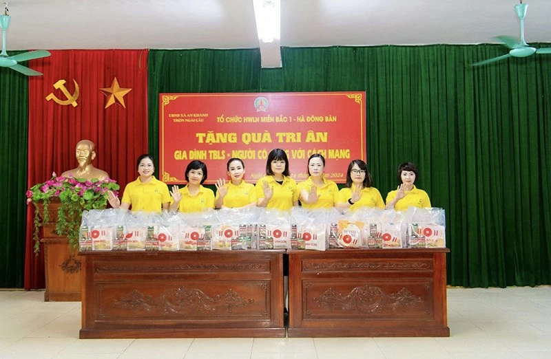 CEO Thoa Chu (thứ ba từ bên phải sang) và các nữ doanh nhân trong Mạng lưới HWLN tặng quà tri ân nhân ngày 27/7.