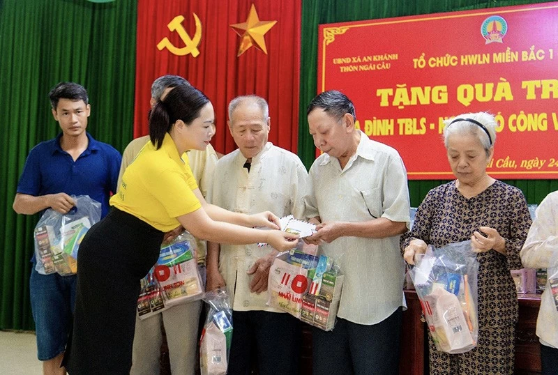 Doanh nhân Thoa Chu trao tặng quà cho các thương bệnh binh và người có công với cách mạng tại quê nhà.