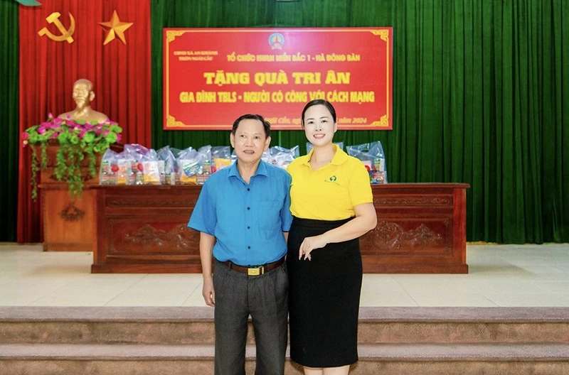 Cựu chiến binh Chu Hữu Canh và doanh nhân Thoa Chu.