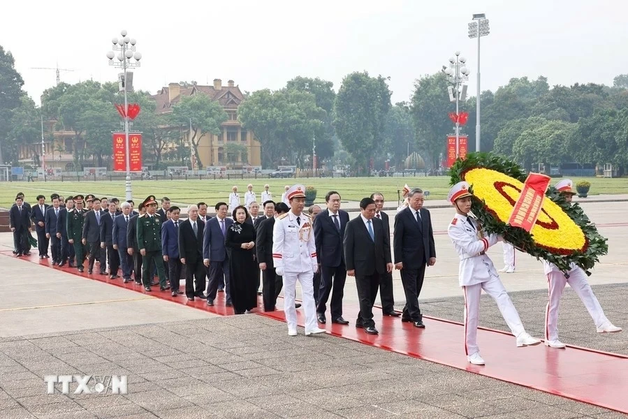 Đoàn đại biểu Ban Chấp hành Trung ương Đảng, Chủ tịch nước, Quốc hội, Chính phủ, Ủy ban Trung ương Mặt trận Tổ quốc Việt Nam đặt vòng hoa, vào Lăng viếng Chủ tịch Hồ Chí Minh. (Ảnh: Doãn Tấn/TTXVN)