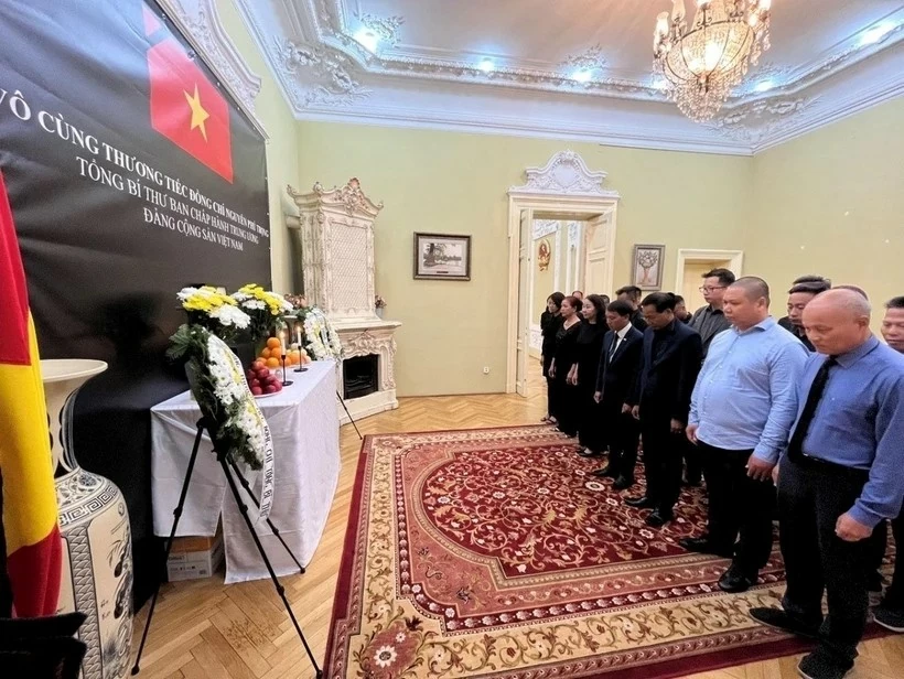 Overseas Vietnamese people in Romania pay respects to Party General Secretary Nguyen Phu Trong at the Vietnamese Embassy in Romania. (Photo: VNA)