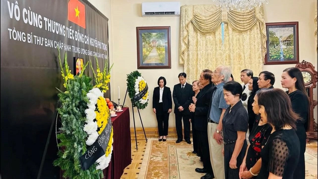 Overseas Vietnamese, int'l friends pay respects to General Secretary Nguyen Phu Trong