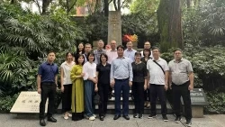 Tổng Lãnh sự quán Việt Nam tại Quảng Châu dâng hương tưởng niệm anh hùng liệt sĩ